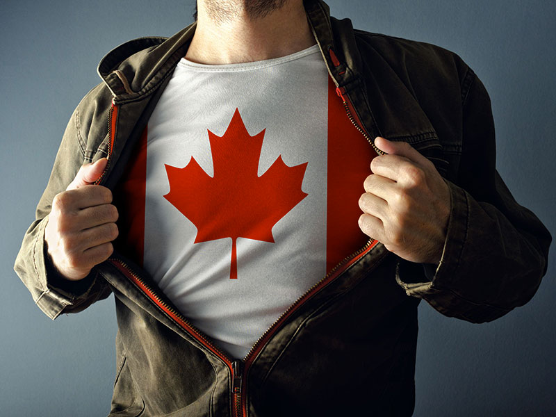 Homme portant un chandail avec le drapeau du Canada.