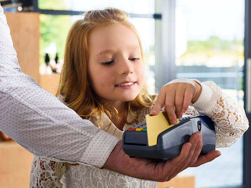 Enfant payant avec une carte de crédit.