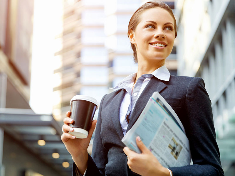 Jeune femme d'affaires confiance dans la ville.