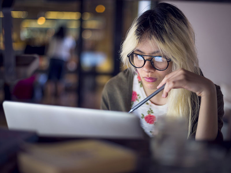 Jeune femme travaillant sur son ordinateur portable.