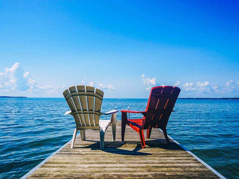 Chaises sur un quai