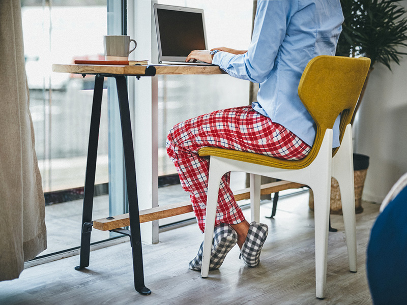 Femme en télétravail, portant un bas de pyjama