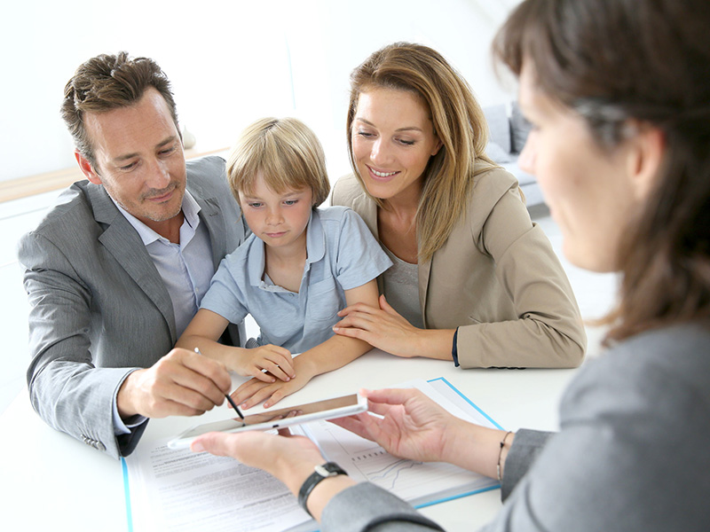 Un couple et leur enfant dans le bureau d'un conseiller.