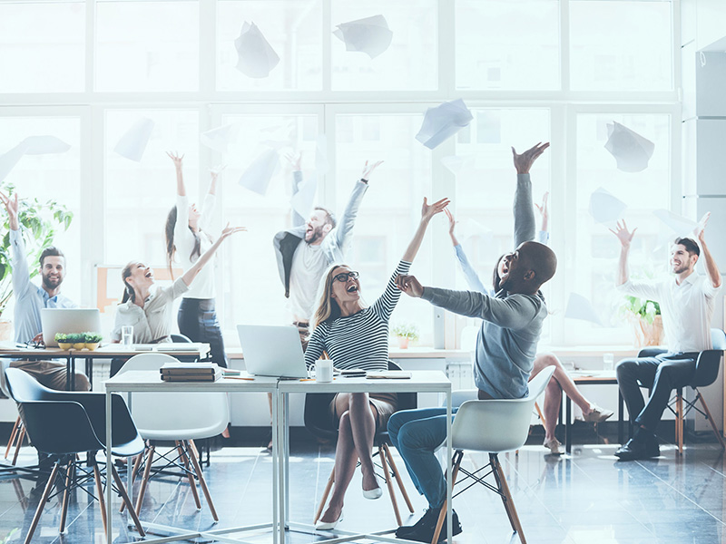 Employés heureux dans un milieu de travail ouvert.