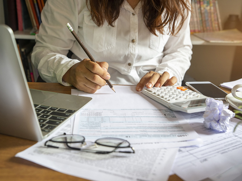 Femme effectuant un travail de comptabilité.