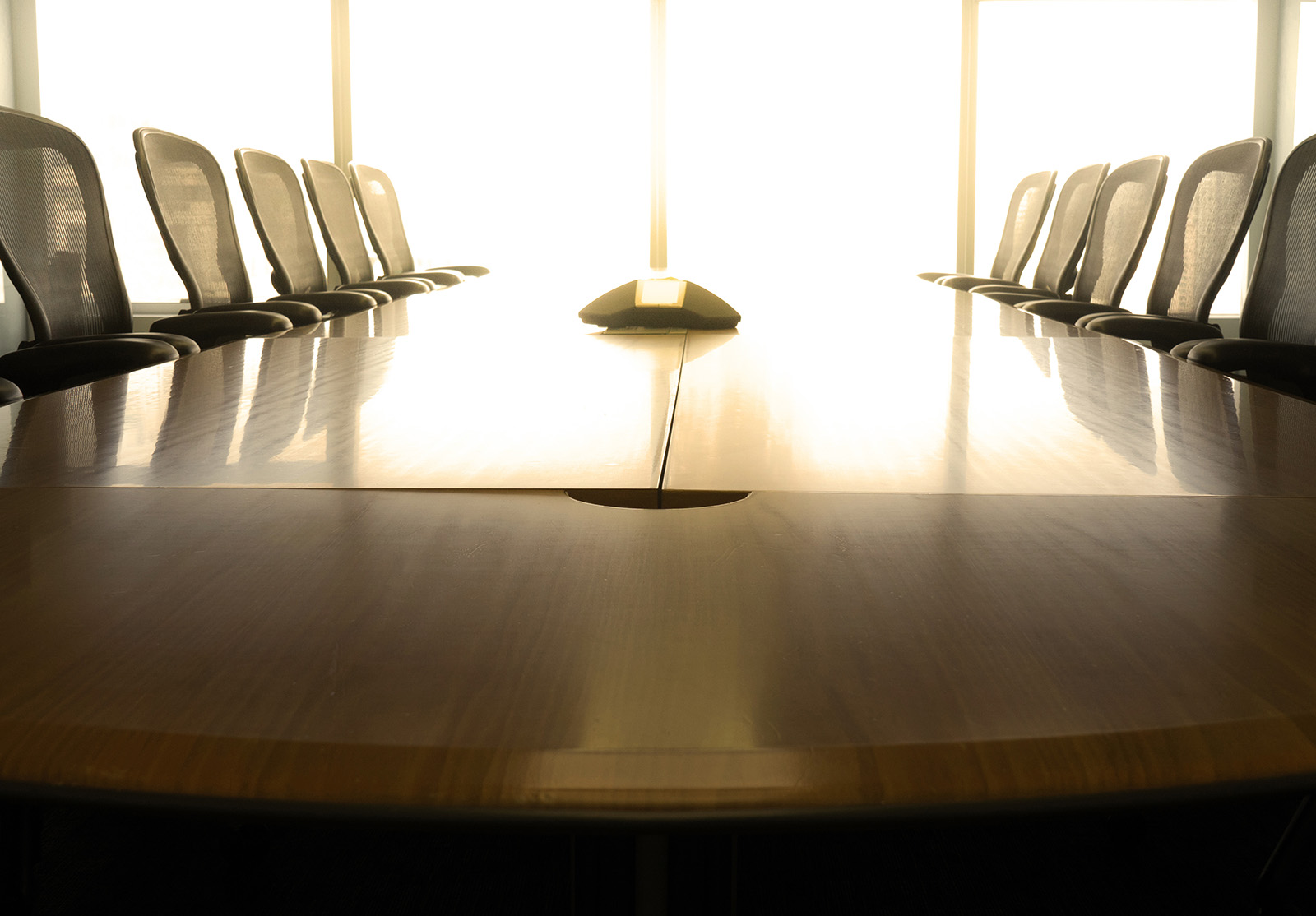 Table moderne de salle de réunion avec chaise en matinée / réunion concept associé.