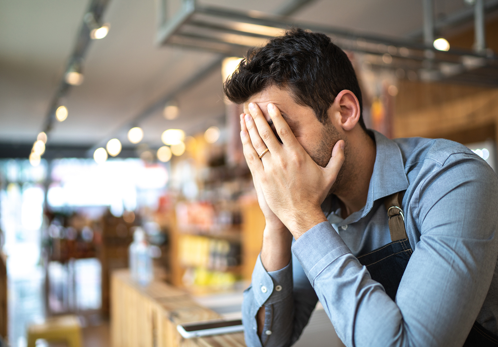 Un propriétaire inquiet dans sa petite entreprise