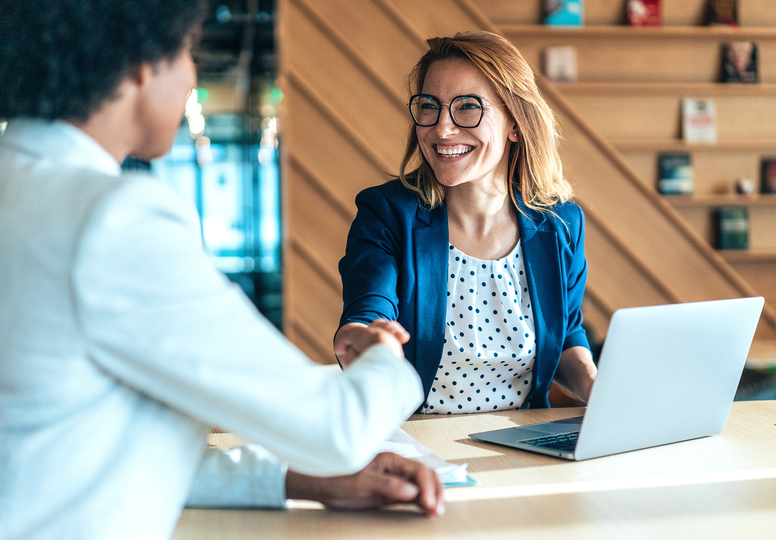 Des hommes d'affaires se serrent la main au bureau. Groupe d'hommes d'affaires en réunion. Deux entrepreneurs en réunion dans une salle de réunion. Équipe d'affaires en réunion dans un bureau moderne. Femme cadre discutant d'un nouveau projet avec ses collègues. Chef d'entreprise en réunion avec son employé dans son bureau.