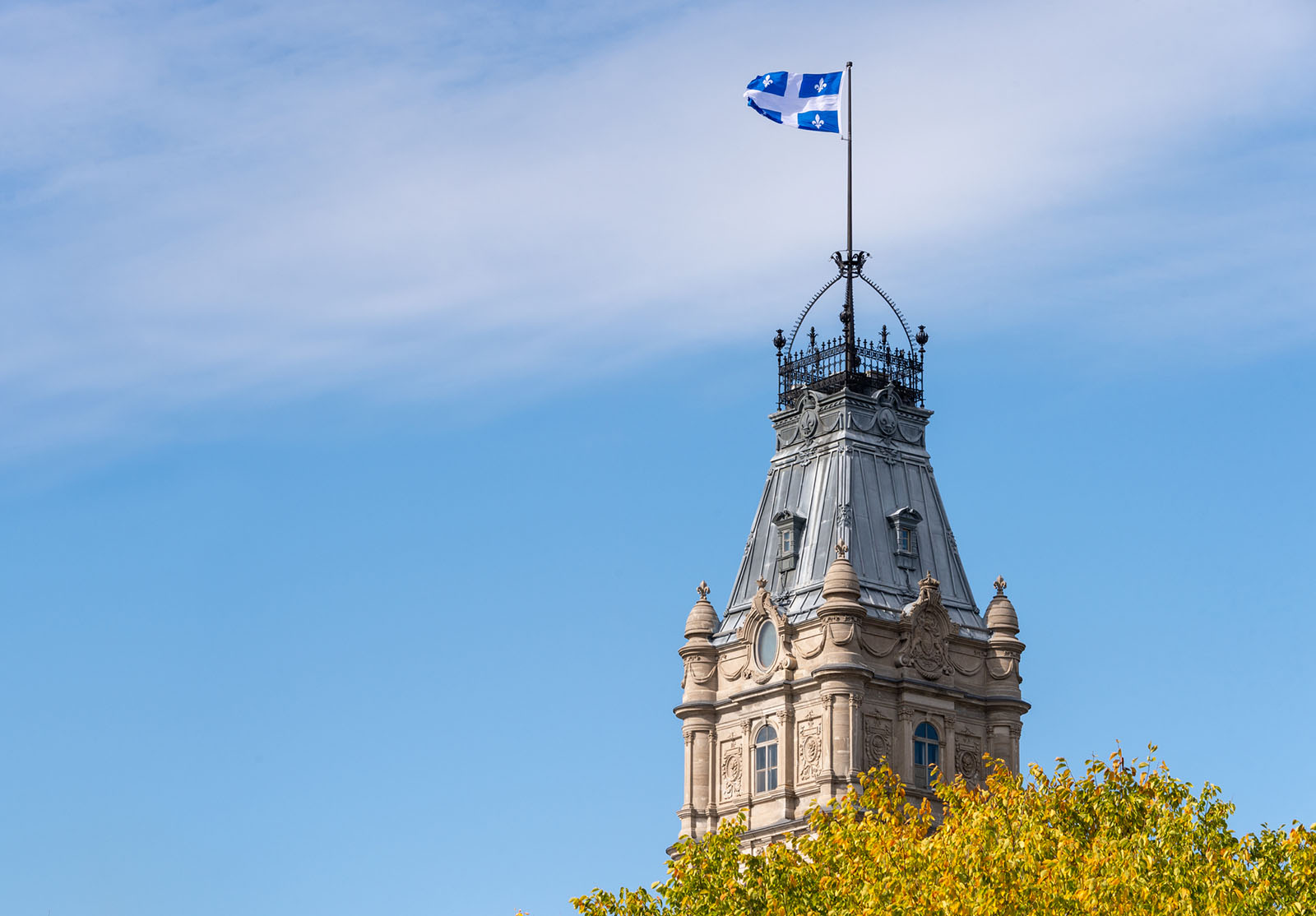 Drapeau du Québec au sommet du Parlement du Québec à Québec.