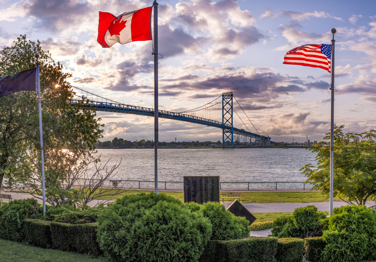 Le pont Ambassador relie Détroit, dans le Michigan, à Windsor, dans l'Ontario. C'est l'une des routes commerciales les plus fréquentées d'Amérique du Nord. Cette photo a été prise depuis Windsor, Ontario, Canada, en regardant vers le nord-ouest en direction de Détroit.