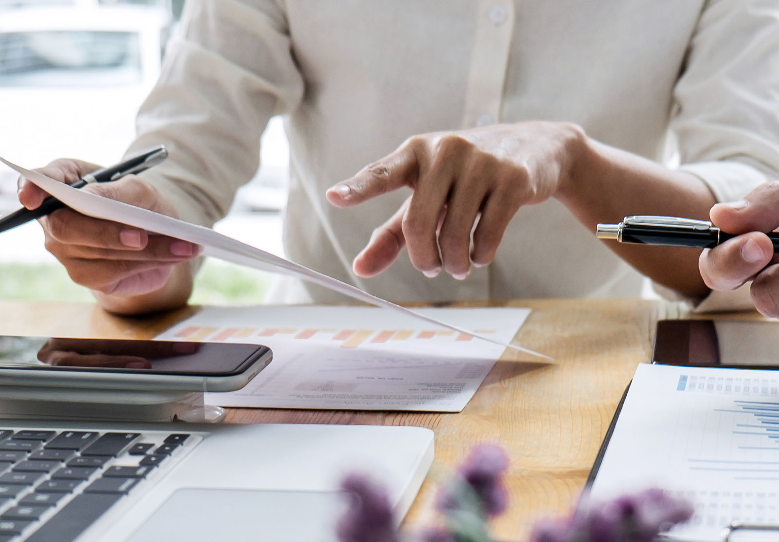 Réunion d'un responsable d'équipe commerciale discutant de la réussite d'un projet d'entreprise.