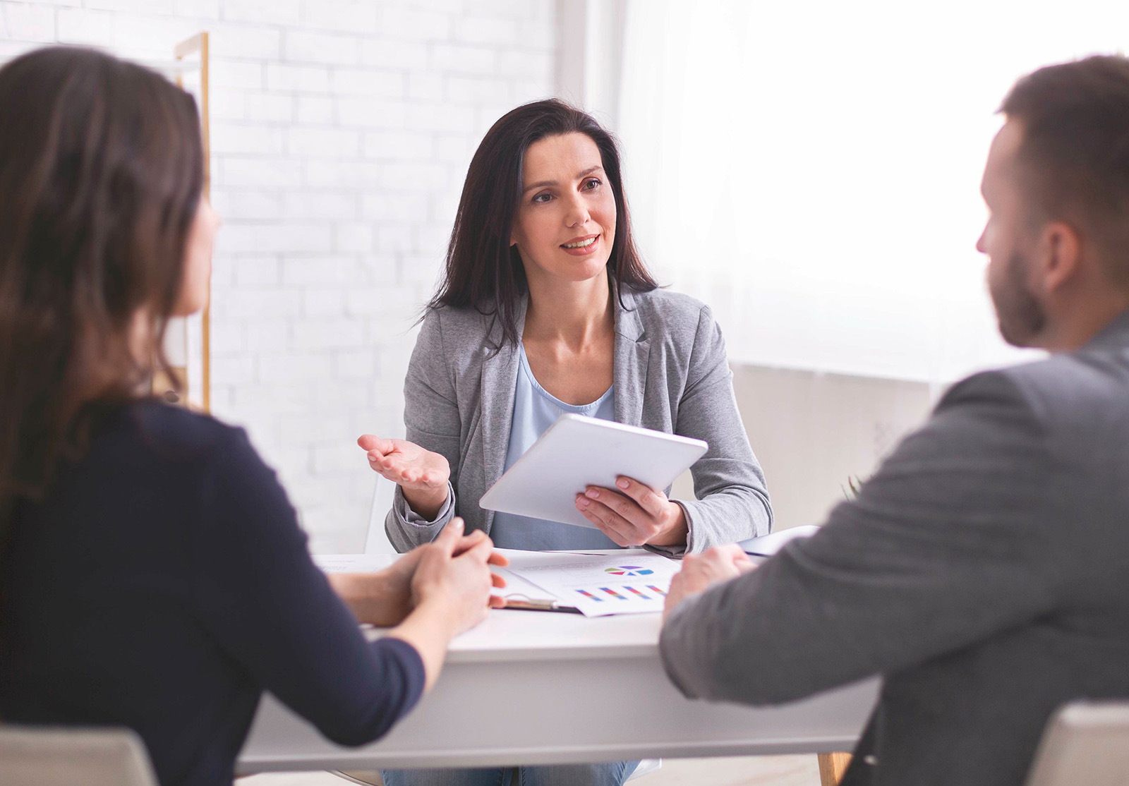 Écoute d'un conseiller. Femme professionnelle parlant à un jeune couple lors d'un entretien personnel