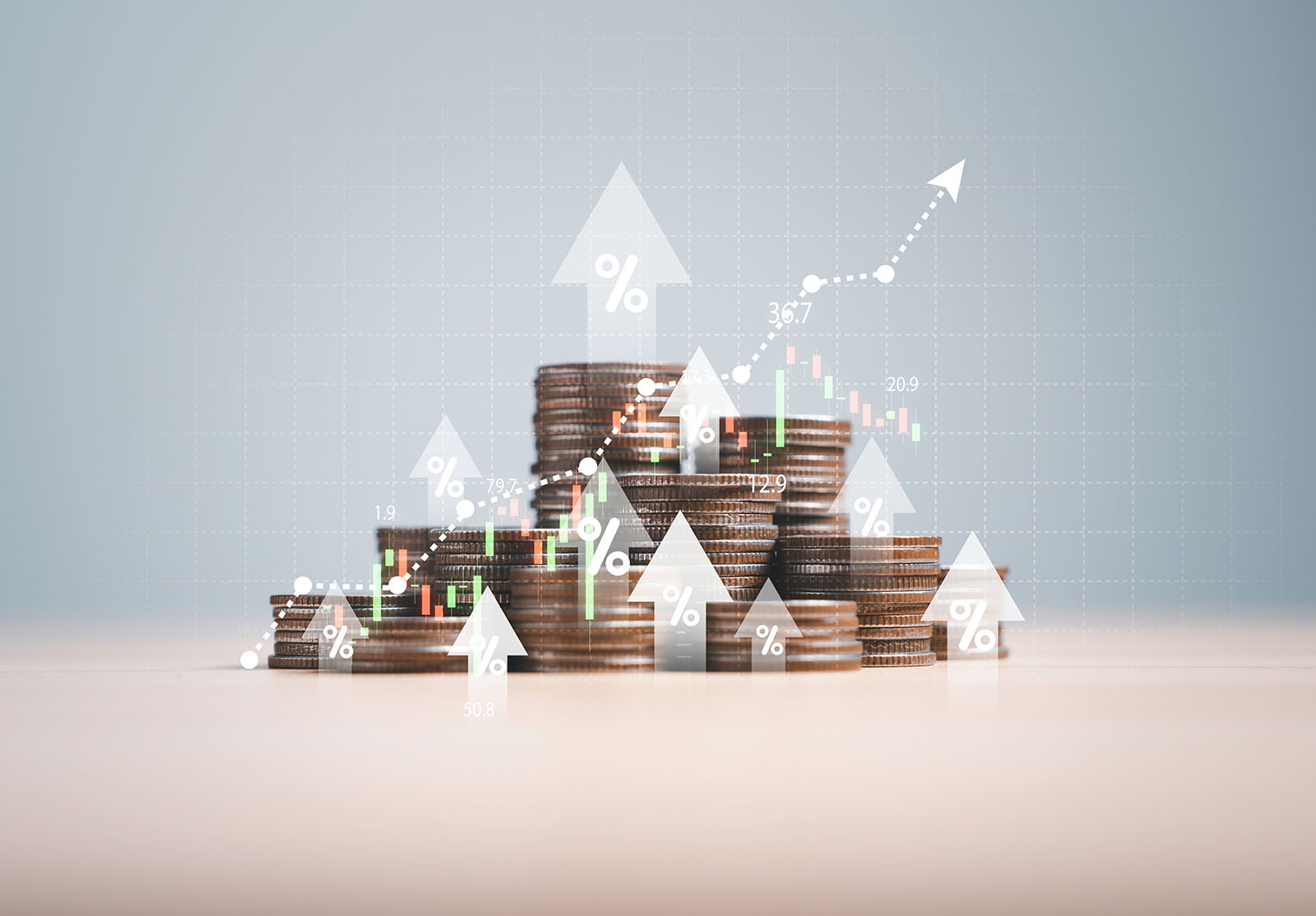 Les pièces de monnaie avec la flèche vers le haut et le graphique du marché boursier pour la banque financière augmentation du taux d'intérêt ou de l'investissement hypothécaire dividende du concept de la croissance des entreprises.