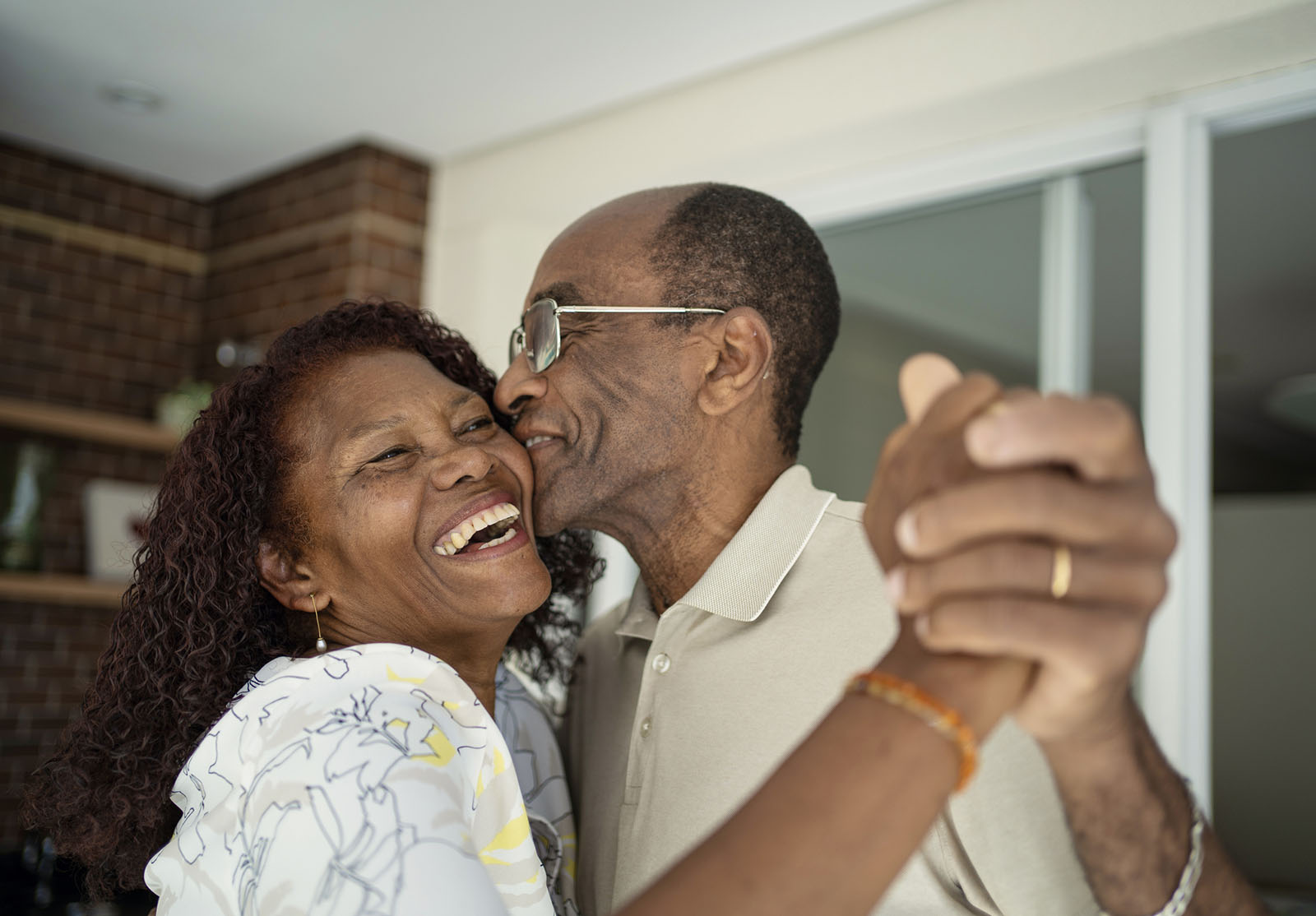 Couple de seniors afro-américains dansant sur le balcon