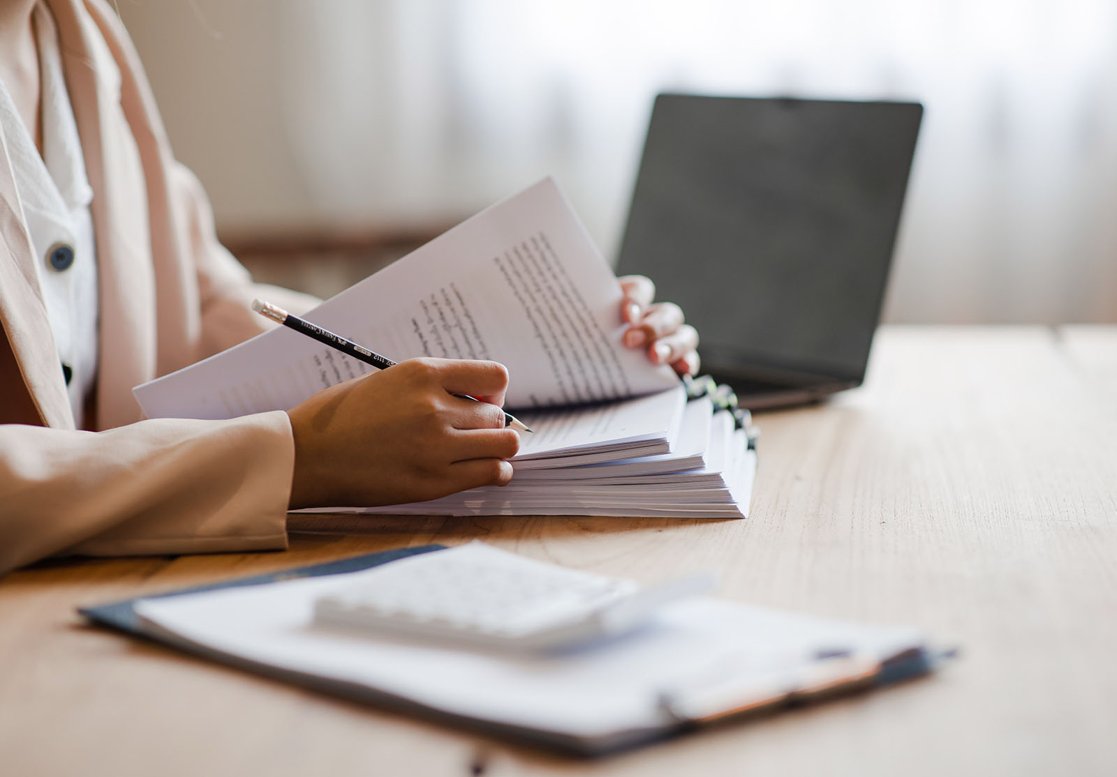 Documents d'affaires, Auditeur femme d'affaires vérifiant la recherche doc